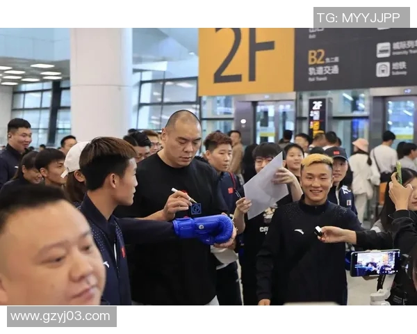 拳王与足球明星同框合影展现运动精神与友谊的精彩瞬间 拳王与足球明星同框合影展现运动精神与友谊的精彩瞬间