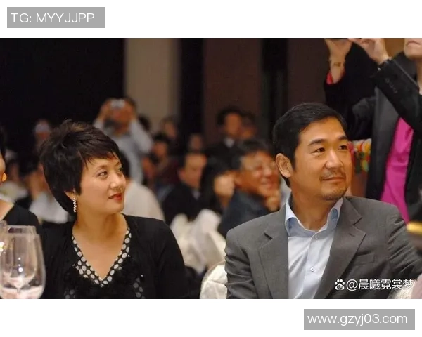 足球明星与记者携手共度人生新篇章爱情与事业的完美结合